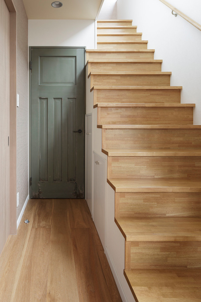 Exemple d'un escalier droit industriel avec des marches en bois, des contremarches en bois et un garde-corps en bois.