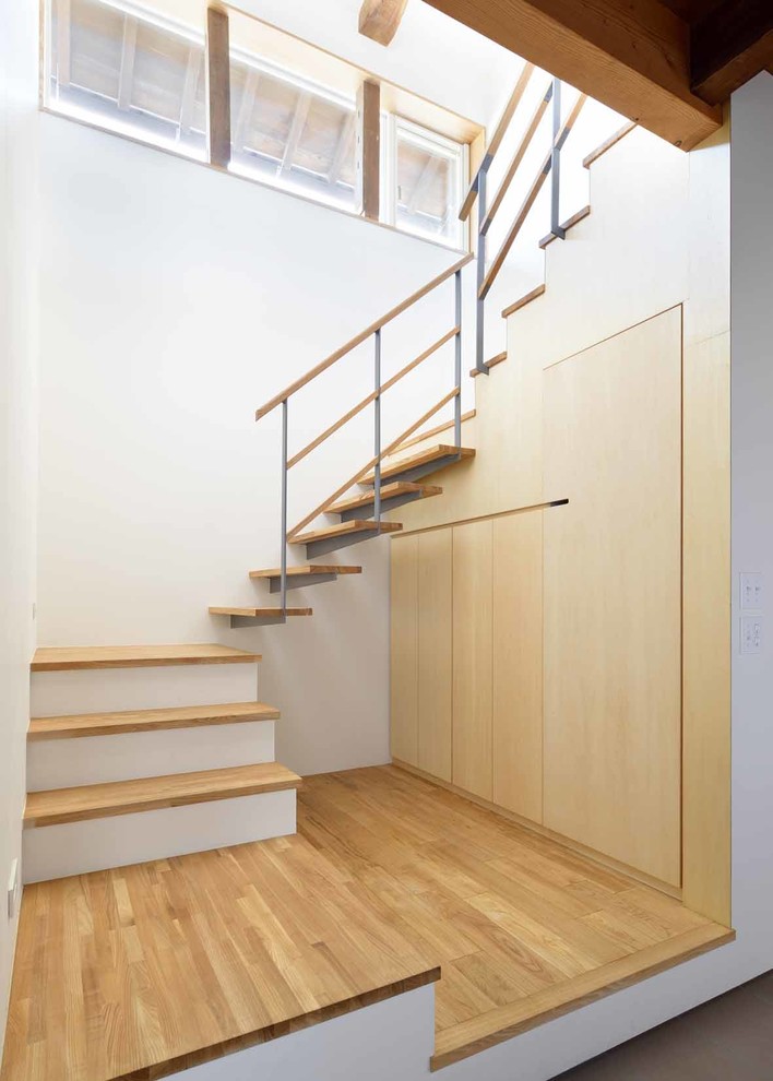 Idée de décoration pour un escalier minimaliste avec des marches en bois et un garde-corps en bois.