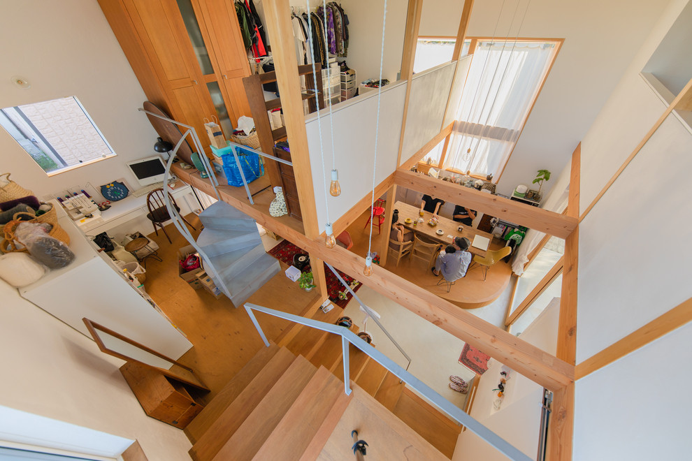 Foto de escalera en U minimalista pequeña con escalones de madera, contrahuellas de madera y barandilla de metal