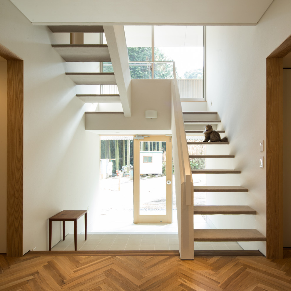 Пример оригинального дизайна: п-образная лестница в восточном стиле с деревянными ступенями без подступенок