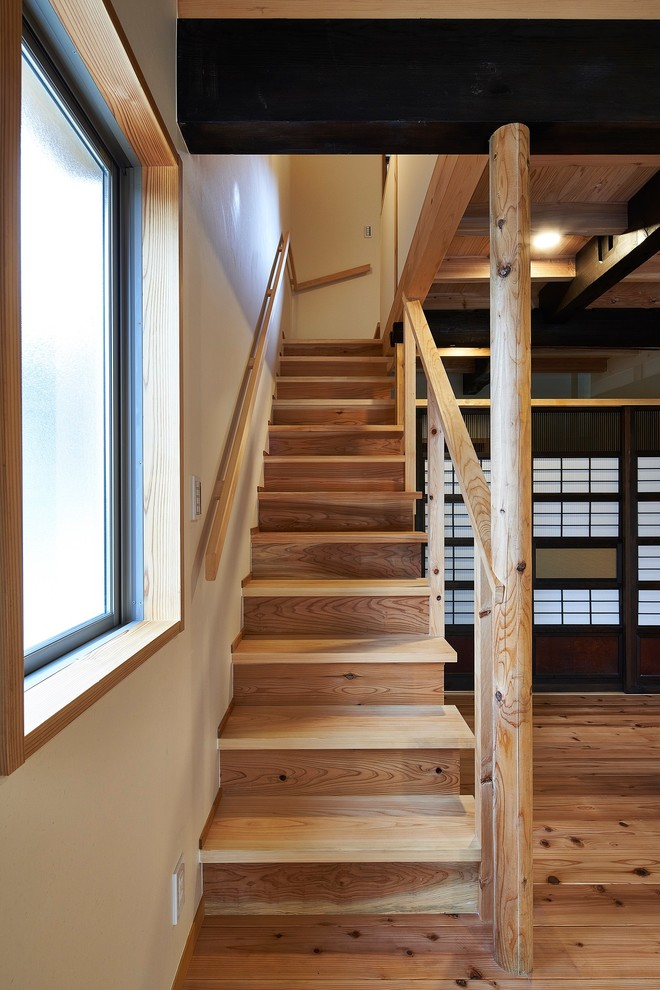 Свежая идея для дизайна: большая лестница в восточном стиле - отличное фото интерьера