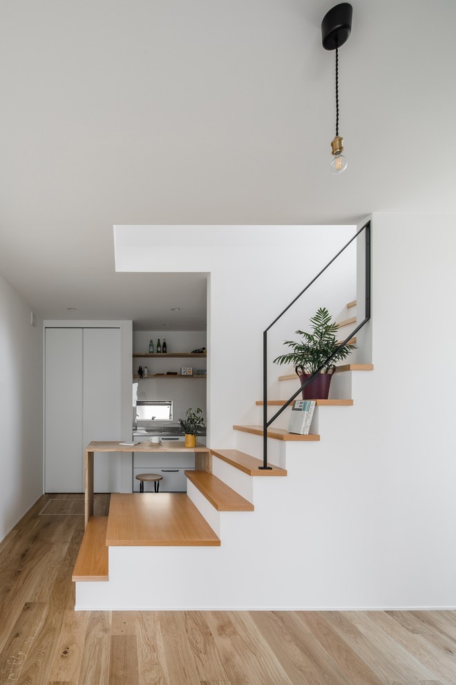 Пример оригинального дизайна: маленькая лестница в стиле модернизм для на участке и в саду