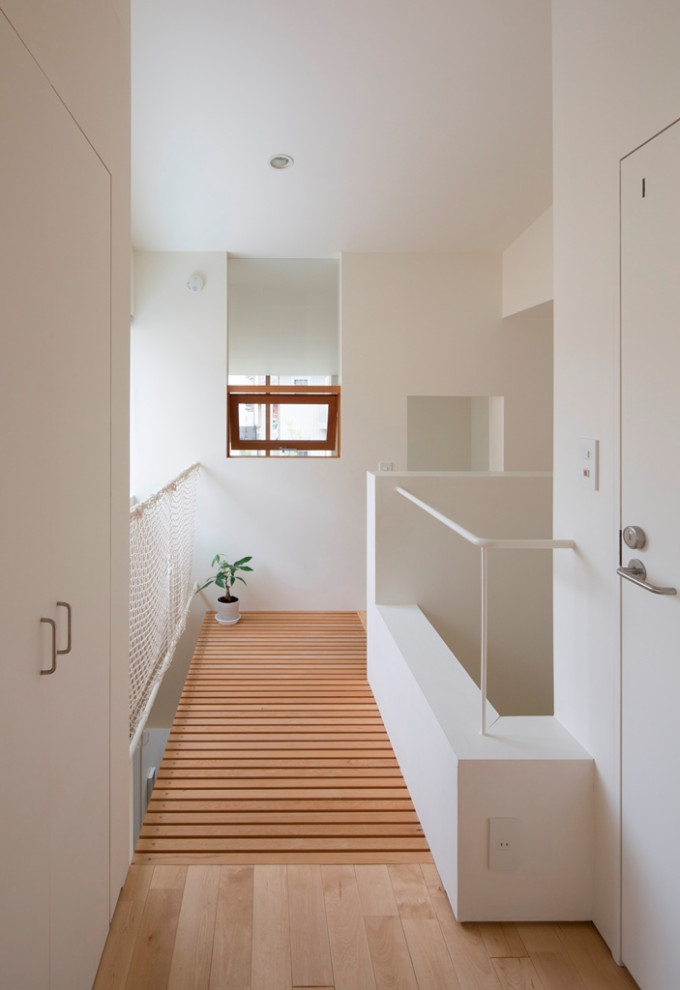 Ejemplo de escalera en U escandinava de tamaño medio con escalones de madera, contrahuellas de madera y barandilla de metal