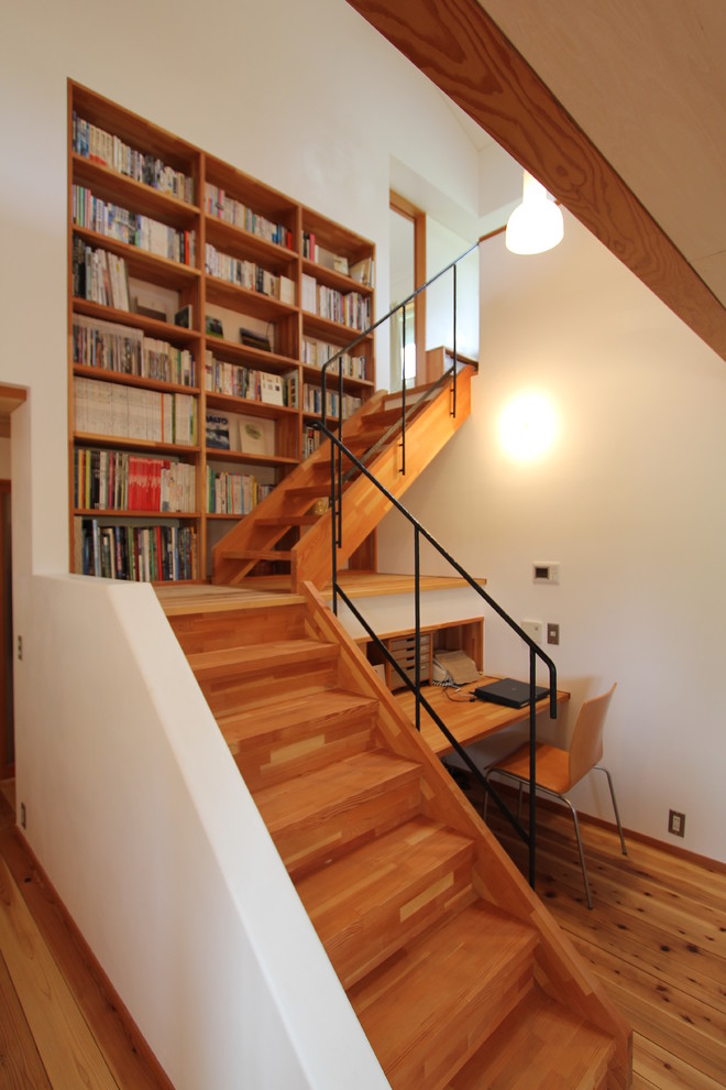 Cette image montre un petit escalier asiatique en L avec des marches en bois et des contremarches en bois.