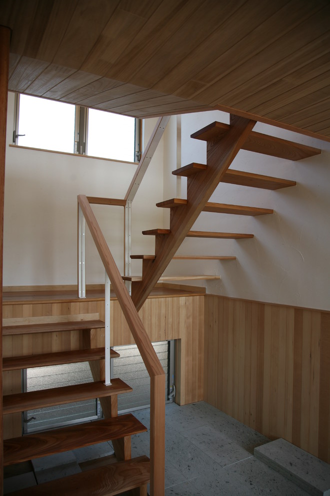 Aménagement d'un escalier sans contremarche scandinave en U de taille moyenne avec des marches en bois et un garde-corps en bois.