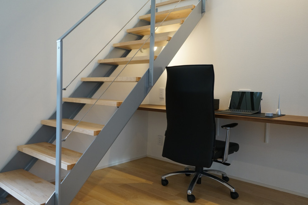 Идея дизайна: прямая лестница среднего размера в стиле модернизм с деревянными ступенями и перилами из тросов без подступенок