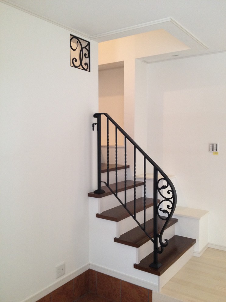 Idée de décoration pour un escalier droit style shabby chic.