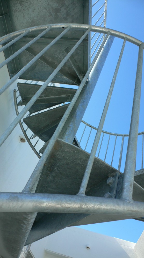 他の地域にある中くらいなインダストリアルスタイルのおしゃれならせん階段 (金属の蹴込み板) の写真