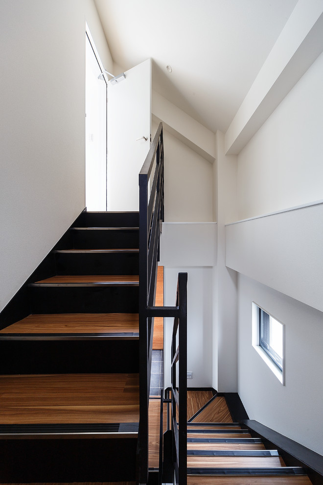 Пример оригинального дизайна: большая п-образная лестница в стиле модернизм с акриловыми ступенями и металлическими перилами