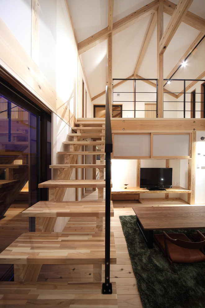Источник вдохновения для домашнего уюта: прямая лестница в восточном стиле с деревянными ступенями и металлическими перилами без подступенок