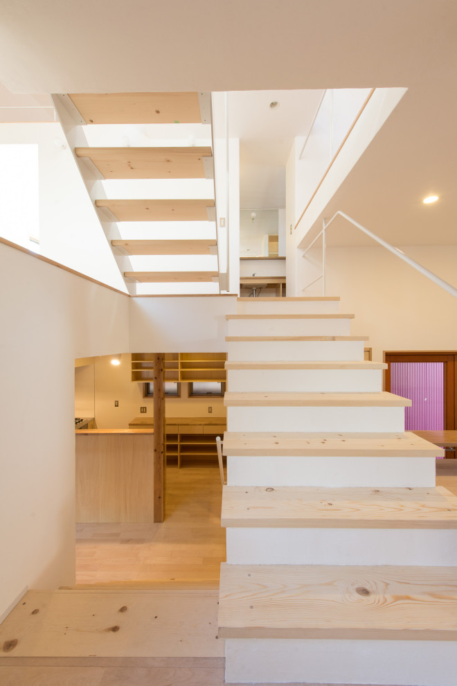 Treppe in U-Form mit gebeizten Holz-Treppenstufen und Stahlgeländer in Tokio