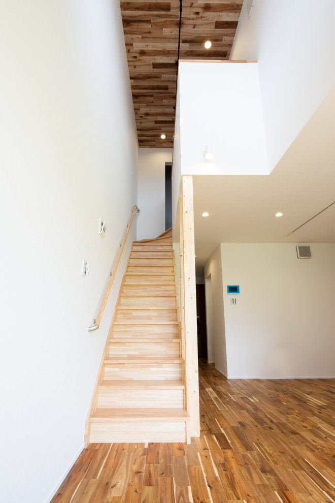 Идея дизайна: прямая деревянная лестница с деревянными ступенями и обоями на стенах