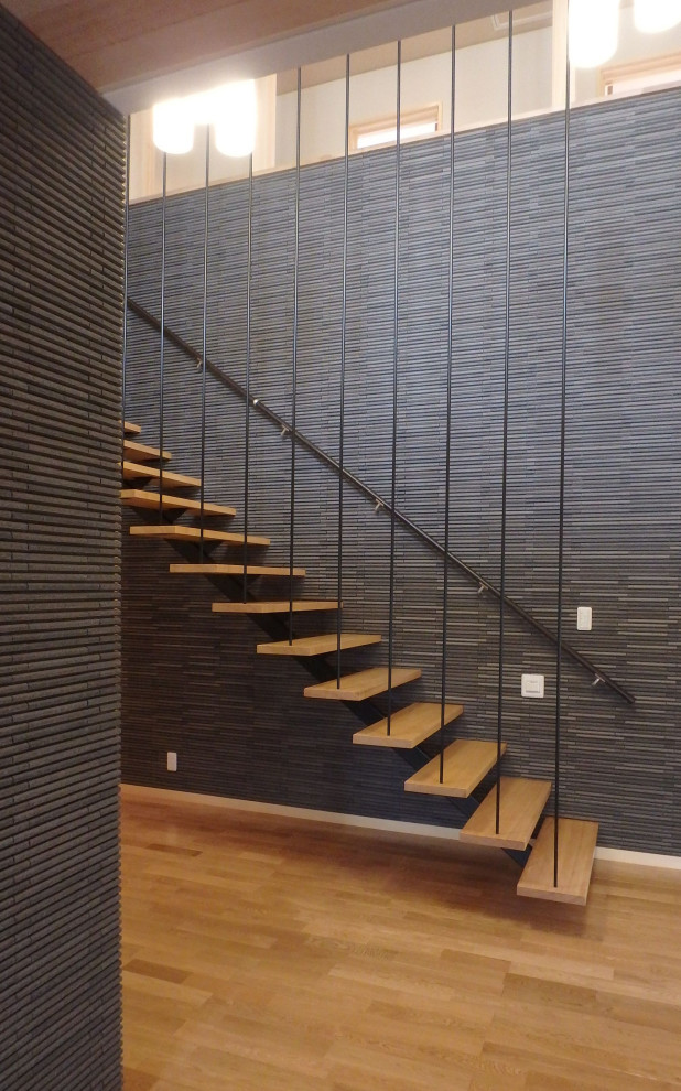 Свежая идея для дизайна: большая прямая лестница в стиле модернизм с деревянными ступенями и металлическими перилами без подступенок - отличное фото интерьера