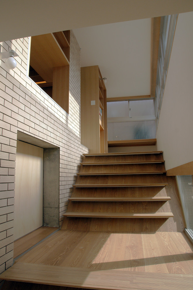 Стильный дизайн: прямая деревянная лестница в стиле модернизм с деревянными ступенями - последний тренд