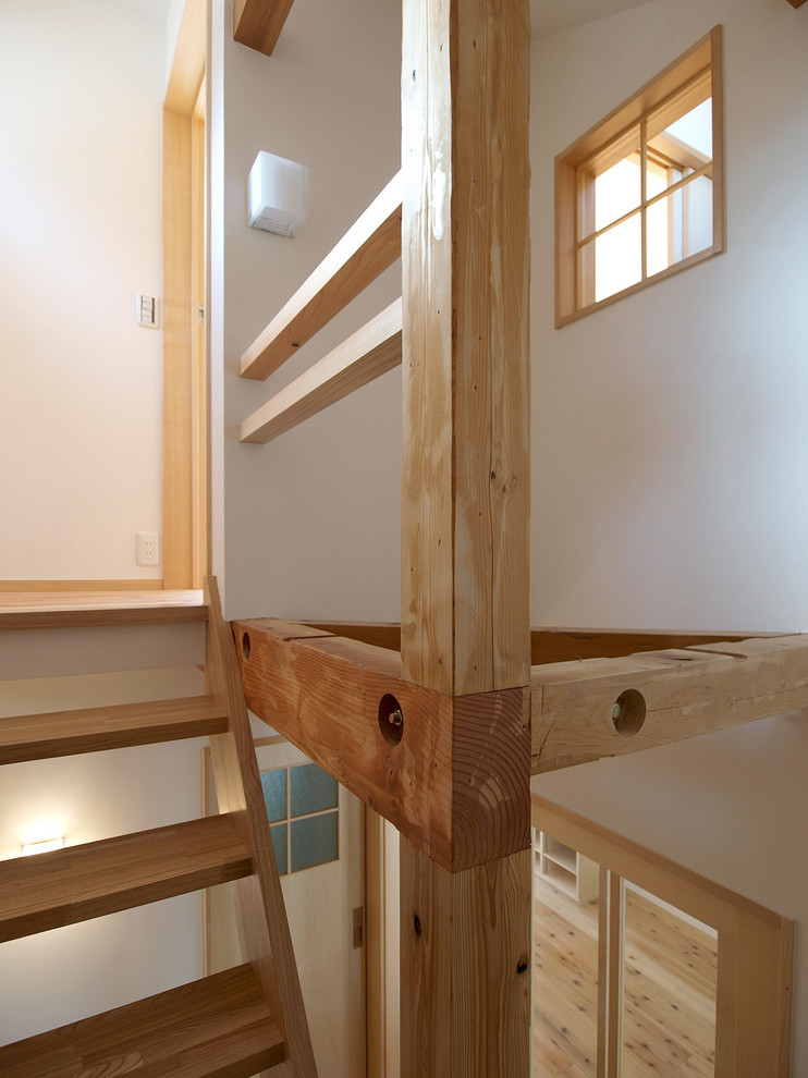 Modelo de escalera en U escandinava sin contrahuella con escalones de madera y barandilla de madera