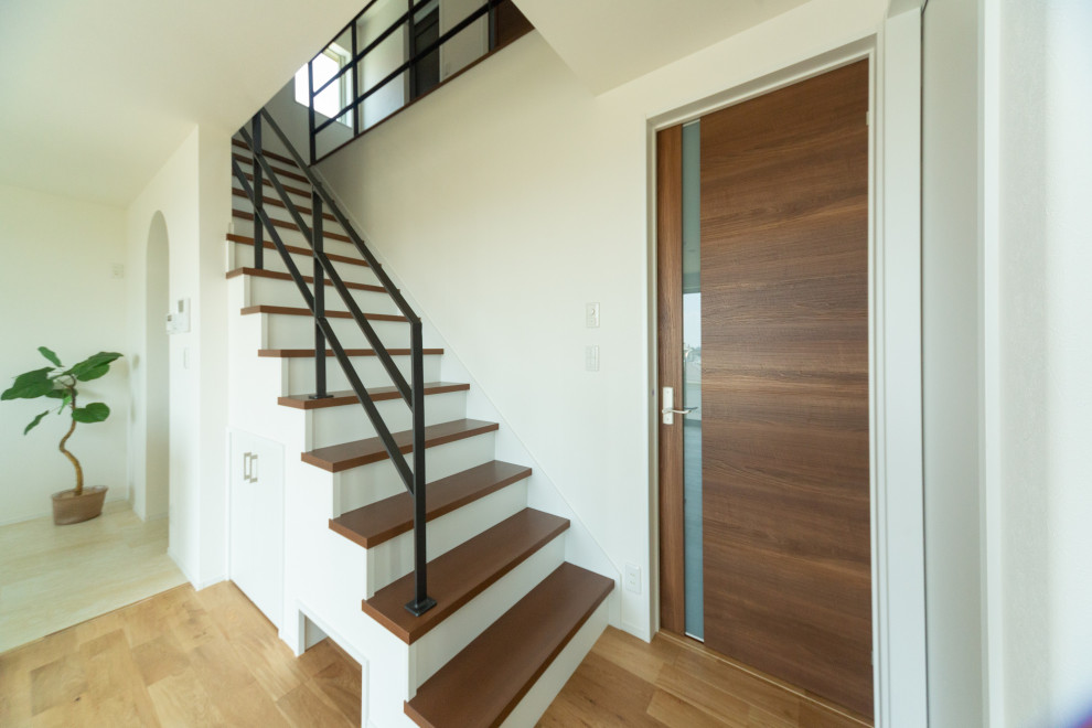 Источник вдохновения для домашнего уюта: деревянная лестница в скандинавском стиле с крашенными деревянными ступенями, металлическими перилами и обоями на стенах