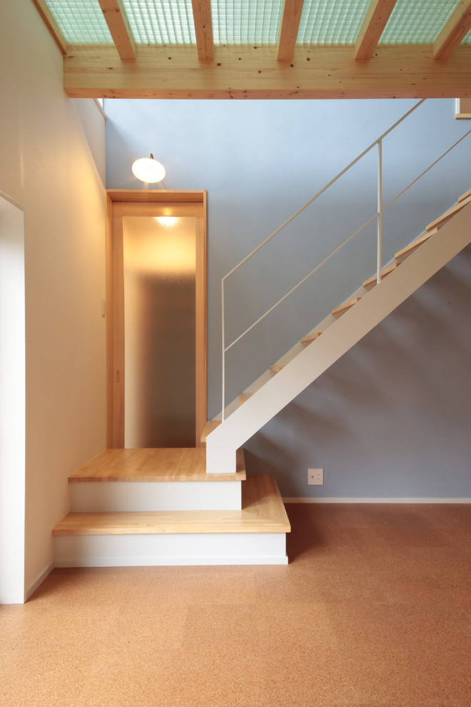 Источник вдохновения для домашнего уюта: угловая лестница среднего размера в восточном стиле с деревянными ступенями и металлическими перилами без подступенок