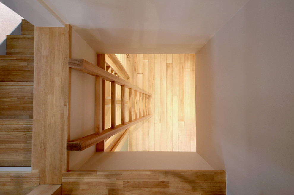 Свежая идея для дизайна: прямая лестница среднего размера в восточном стиле с деревянными ступенями и деревянными перилами без подступенок - отличное фото интерьера