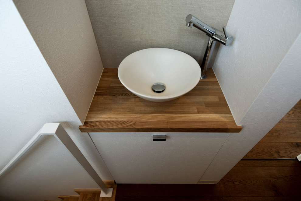 Moderne Holztreppe mit Holz-Setzstufen und Stahlgeländer in Sonstige