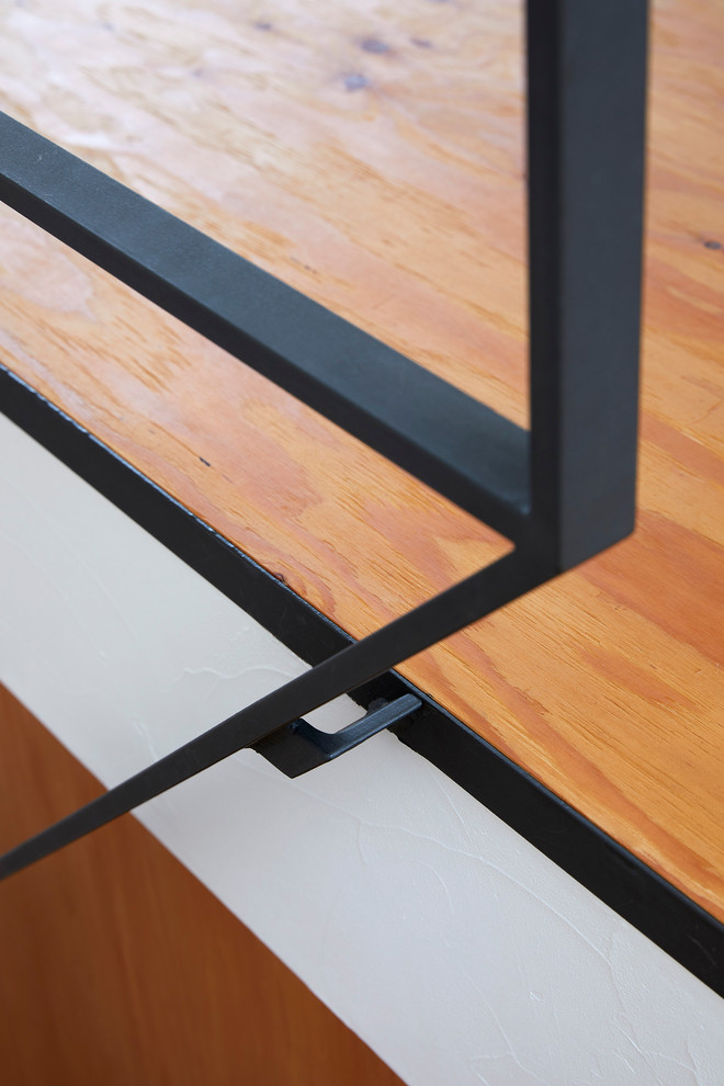 Ejemplo de escalera en L vintage de tamaño medio con escalones de madera, contrahuellas de madera y barandilla de metal