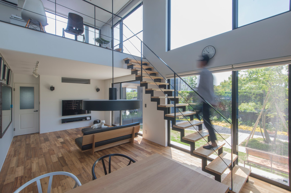 Источник вдохновения для домашнего уюта: прямая лестница в стиле модернизм с деревянными ступенями и металлическими перилами без подступенок