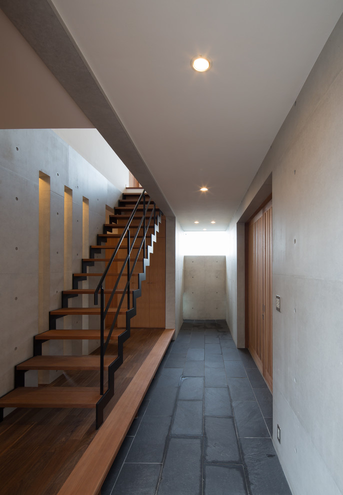 Réalisation d'un escalier sans contremarche droit urbain de taille moyenne avec des marches en bois, un garde-corps en métal et éclairage.