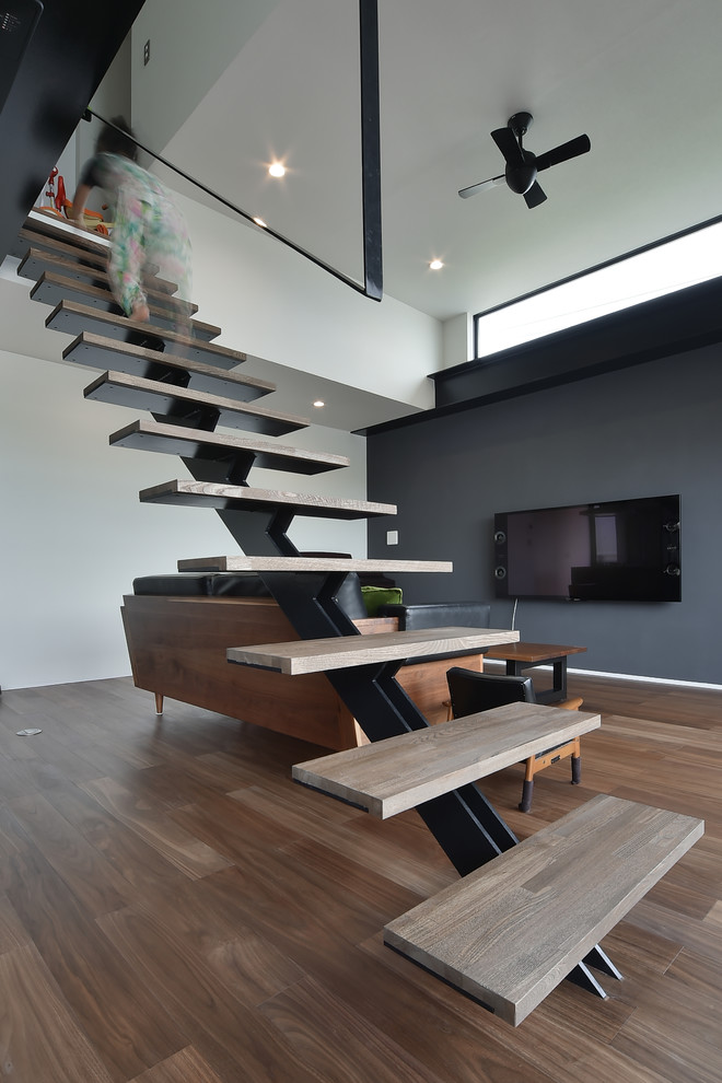 Ejemplo de escalera industrial con escalones de madera y barandilla de metal