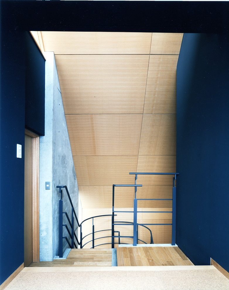 Idéer för en stor modern svängd trappa i trä, med sättsteg i betong och räcke i flera material
