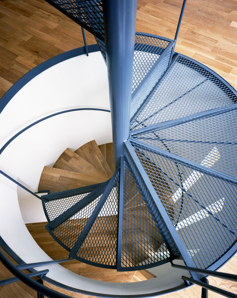 Idée de décoration pour un escalier sans contremarche hélicoïdal minimaliste de taille moyenne avec des marches en métal et un garde-corps en métal.
